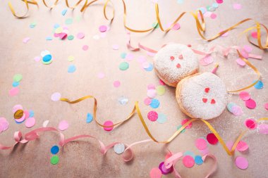 Karnaval ve parti için geleneksel Berlinli. Alman Krapfen ya da flamalı ve konfetili donut. Renkli karnaval ya da doğum günü resmi