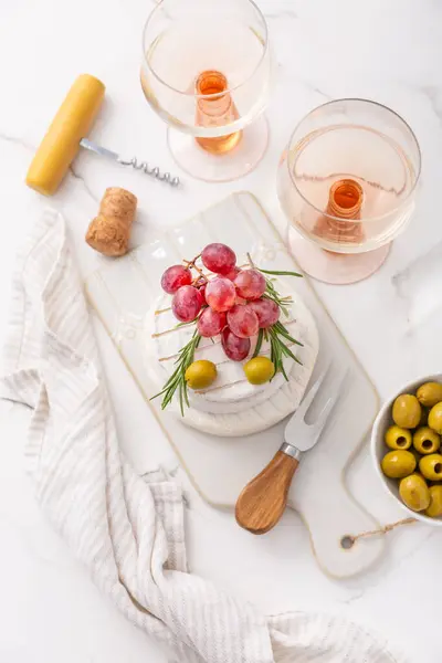 奶酪盘与法国卡门巴特和Skyr奶酪与葡萄 橄榄和玫瑰酒 — 图库照片