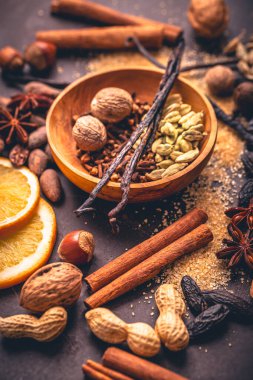 Noel baharatları ve fırın malzemeleri, fırın için çeşitli baharatlar, iki kez pişirilmiş ve pişirilmiş.