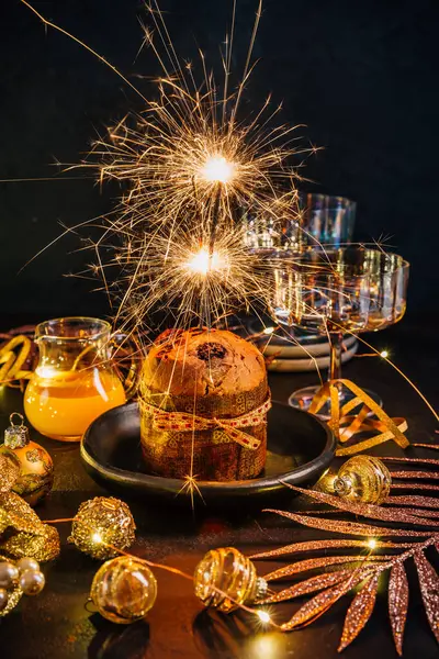 Tradycyjny Bożonarodzeniowy Panettone Czekoladą Tradycyjne Włoskie Ciasto Boże Narodzenie Ogniem — Zdjęcie stockowe