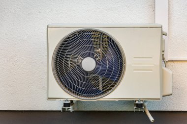 Yeni ve modern şehir evinin dışına hava kaynağı ısı pompası yerleştirildi. Yeşil yenilenebilir enerji kavramı olan ısı pompası.