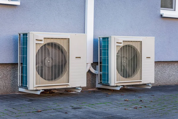 Două Pompe Căldură Sursă Aer Instalate Afara Casei Noi Moderne — Fotografie, imagine de stoc