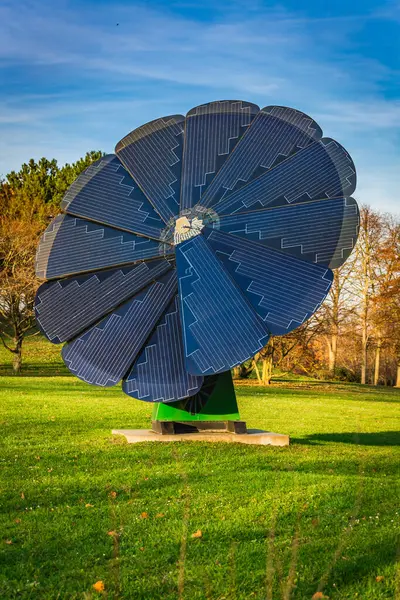都市公園の花の形をしたソーラーパネルを回転させます 太陽光発電 代替電力ソース — ストック写真