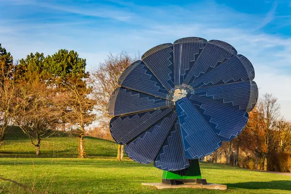 Rotierendes Solarpanel Blütenform Einem Stadtpark Photovoltaik Alternative Stromquelle lizenzfreie Stockfotos