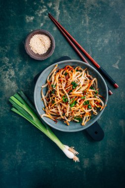 Baharatlı mung fasulyesi salatası sarımsak, susam tohumu, yeşil soğan, soya sosu, baharat ve kırmızı biber. Kongnamul Muchim. Geleneksel Kore yemeği.