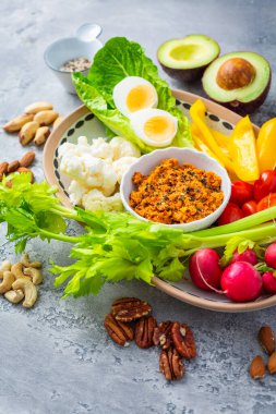 Soslu çiğ sebzeler, sağlıklı taze yemek tabağı..