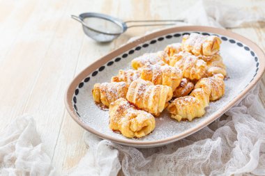 Ev yapımı elmalı pasta, elmalı puf böreği, küçük sağlıklı atıştırmalıklar.