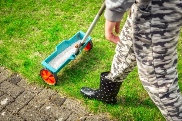 Lawn Care Lawn Spring Fertilization Tool — Stock Photo, Image