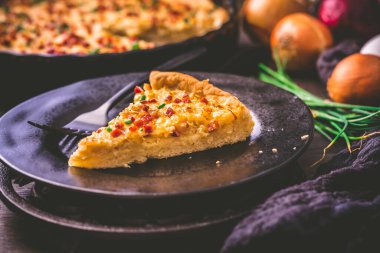 Ev yapımı soğanlı pastırma, geleneksel Alman baharatlı soğanlı turta (Zwiebelkuchen)