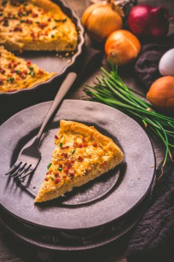 Ev yapımı soğanlı pastırma, geleneksel Alman baharatlı soğanlı turta (Zwiebelkuchen)