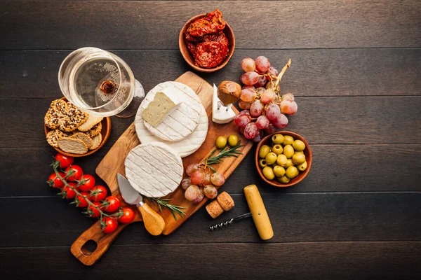 Cheese Platter Brie Camembert Grapes Olives Tomatoes — Stock Photo, Image
