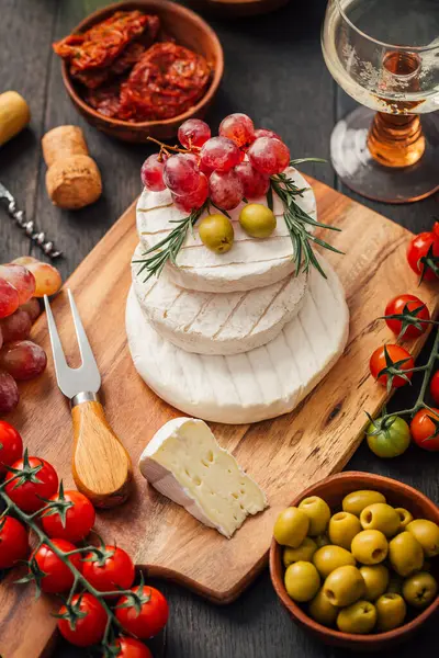 Kaasschotel Met Brie Camembert Druiven Olijven Tomaten — Stockfoto