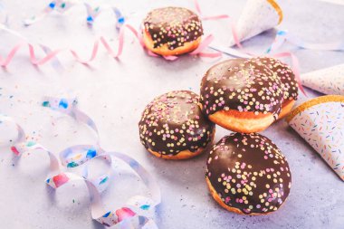 Karnaval yemeği. Alman Krapfen ya da flamalı ve konfetili donut. Karnaval ve parti için geleneksel Berlinli.