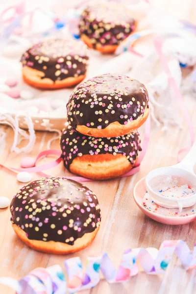 Alman Krapfen ya da flamalı ve konfetili donut. Karnaval ve parti için geleneksel Berlinli.