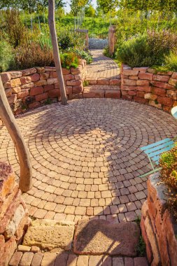 Oturma alanı ve bitkisel bahçesi olan güneşli bahçe avlusu