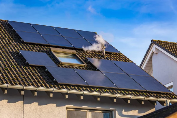 Aile Evinin Çatısındaki Fotovoltaik Paneller Güneş Panelleri Çevre Teknoloji Kavramları — Stok fotoğraf