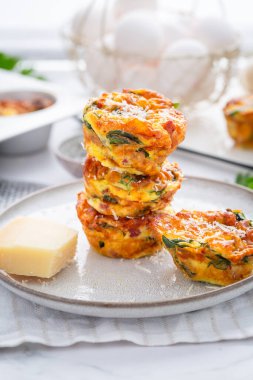 Ev yapımı ıspanak ve peynirli kek, yüksek protein ve düşük karbonhidratlı kahvaltı.