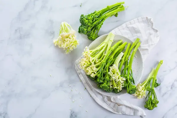Fresh Raw Green Bimi Broccolini Baby Stick Cauliflower Bowl — Stock Photo, Image