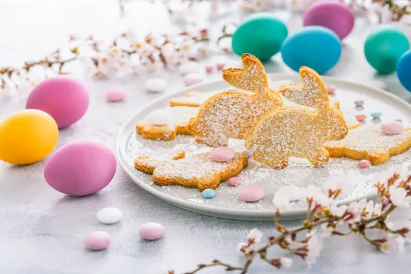다채로운 부활절 달걀과 부활절에 홈메이드 아몬드 스톡 사진