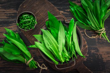 Ramson, ahşap mutfak masasında yabani sarımsak (allium ursinum).