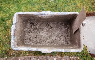 Kovada beton karışımı, bahçede inşaat işi