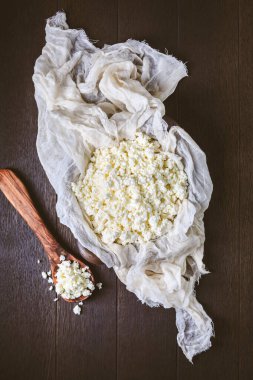 Koyu arkaplanda çiğ peynir, kumlu süzme peynir, ricotta, çiftçi peyniri (Tworog)