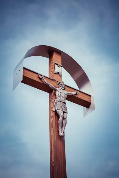 Drewniany Krzyż Błękitnym Niebem Koncepcja Religii — Zdjęcie stockowe