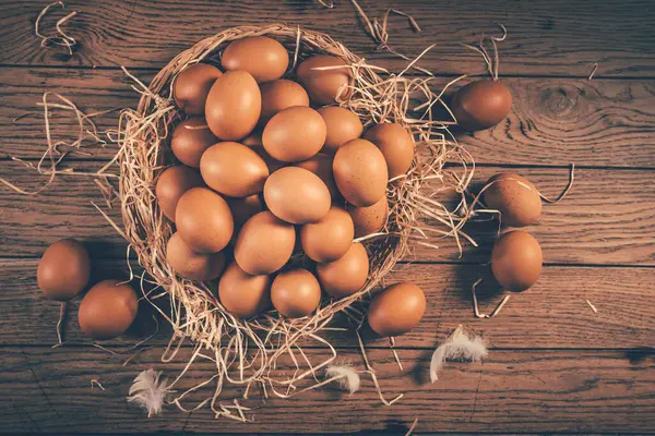Свежие Органические Яйца Фермы Корзине Помещены Деревянный Стол — стоковое фото