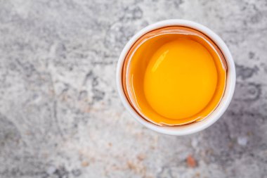 Mutfak masasındaki yumurta kabında çiğ yumurta.