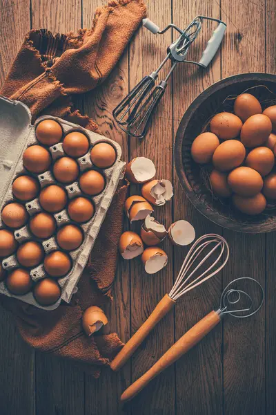 Φρέσκα Βιολογικά Αυγά Κουζίνα Και Μαγειρικά Σκεύη Ξύλινο Τραπέζι Φωτογραφία Αρχείου