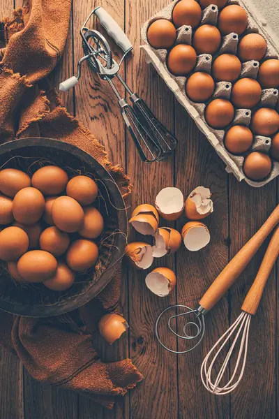 Свіжі Органічні Яйця Кухнею Посудом Випічки Дерев Яному Столі Стокове Зображення