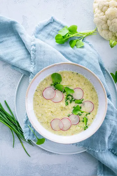 Creamy White Cauliflower Soup Radish Chives Healthy Food Herbs Imágenes De Stock Sin Royalties Gratis