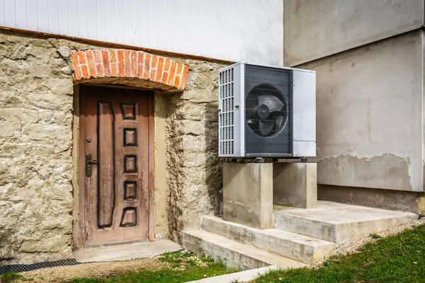Pompe Chaleur Source Air Installée Extérieur Ancienne Maison Rénovée Concept Images De Stock Libres De Droits