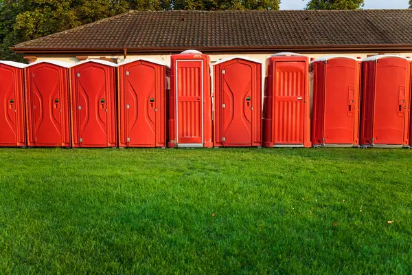 Draagbare Plastic Rode Toiletten Een Park Mobiel Sanitair Rechtenvrije Stockfoto's