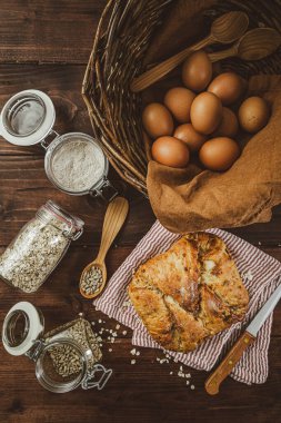 Mutfak masasında kahverengi tonda yulaf ezmesi ve patates ekmeği.