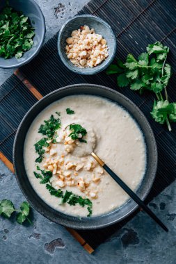 Baharatlı ve kremalı karnabahar ve kişniş ve fındıklı hindistan cevizi çorbası.