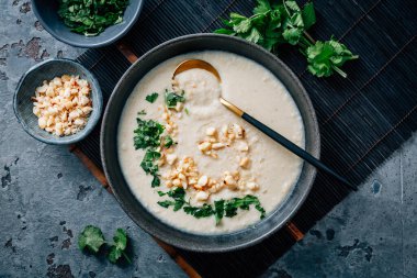 Baharatlı ve kremalı karnabahar ve kişniş ve fındıklı hindistan cevizi çorbası.