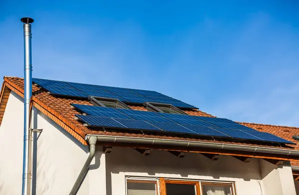 Фотоэлектрические Панели Крыше Семейного Дома Солнечная Система Лицензионные Стоковые Изображения