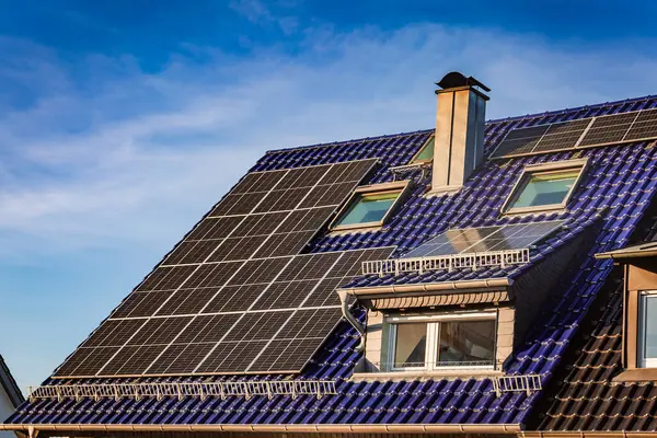太阳能系统家庭住房屋顶上的光伏面板 免版税图库照片