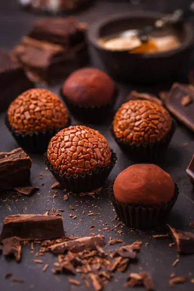 Hemgjorda Chokladtryffel Med Chokladbitar Stockfoto