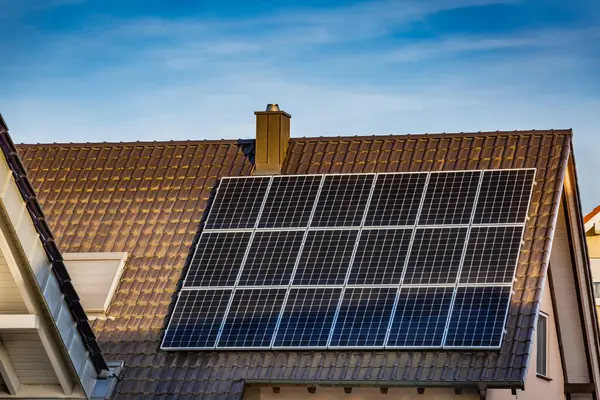 Fotovoltaické Panely Střeše Rodinného Domu Solární Systém Royalty Free Stock Obrázky