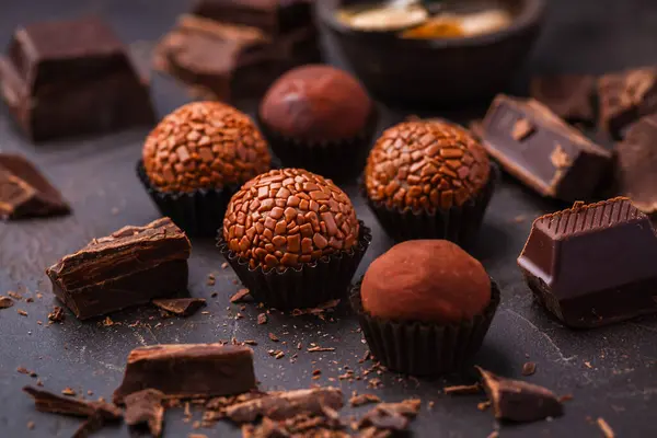 Zelfgemaakte Chocolade Truffels Met Stukjes Chocolade Rechtenvrije Stockfoto's