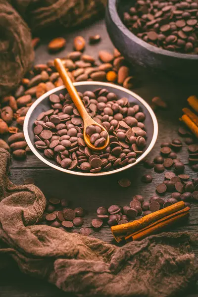 Bittersød Mørk Chokolade Dråber Med Kakaobønner Sukkerfri Kovertur Bagning Madlavning Royaltyfrie stock-fotos