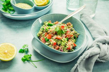 Tabbouleh salatası. Taze maydanoz, soğan, domates ve kenevir tohumlu ev yapımı Tabouli salatası..