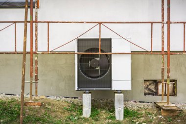 Yeni kurulmuş hava ısı pompası ve ısıtma sistemiyle aile evi yeniden yapılandırması