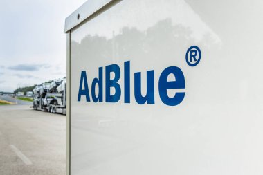 OMV benzin istasyonundaki AdBlue tankı. AdBlue, kamyon ve otobüsler için dizel egzoz temizleme sıvısıdır..
