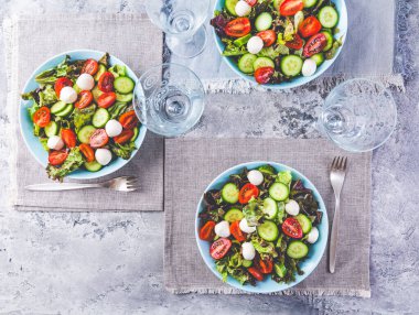 Marul, domates, mozzarella ve salatalıklı diyet İtalyan salatası.