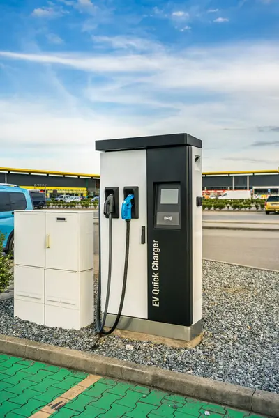 Halka açık otoparkta elektrik veya hibrit PHEV otomobilleri için süperşarj cihazı  