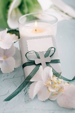 İlk kutsal komünyon ya da doğrulama - mum, küçük hediye ve çiçekler