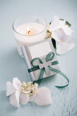 İlk kutsal komünyon ya da doğrulama - mum, küçük hediye ve çiçekler